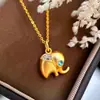Lujo Ligero Vintage Chapado en Oro Diseño de Nicho Oro Antiguo Diamante Azul Elefante de la Suerte con Ojos de Estrella Cadena para Clavícula