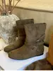 Botas de otoño para mujer con punta redonda, botines retro estilo Martin, botines cortos súper populares, nuevo estilo con aumento de altura interior, gamuza estilo coreano, 2026
