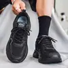 Sapatos Masculinos de Verão 2026 Novos Sapatos de Malha Respirável Masculinos Tendência Versátil Tênis de Solado Grosso Casual Sapatos de Pai
