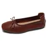 Zapatos pequeños de cuero súper suaves con un lazo rojo, planos de punta baja para mujer, zapatos planos de ballet para otoño e invierno, zapatos planos suaves para la noche