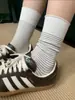Meias soquete listradas finas femininas, perfeitas para primavera, verão e outono, apresentando um design sem costura, tecido respirável e uma cor café retrô, tornando-as versáteis e fáceis de combinar com qualquer roupa