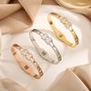 Pulsera de titanio de acero de oro rosa de 18k de venta caliente en línea, pulsera de moda para pareja hueca con incrustaciones de diamantes de oso para mujer, joyería al por mayor