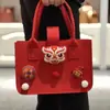 Bolsa Festiva de Fieltro Rojo Muñeco de Dibujos Animados de Animales Bolas de Pelo Bolsa de Mano Venta al por Mayor Banquete de 100 Días Bolsa de Regalo Souvenir DIY