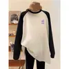 Camiseta de manga larga de tela cepillada engrosada con bloques de color para mujer, de longitud media para cubrir las caderas, combinada con pantalones de tiburón, top y camiseta básica para otoño