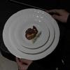 Hermoso plato de postre occidental de cerámica con textura alta y relieve súper hermoso, plato de cena blanco hermoso en stock al por mayor