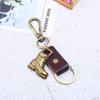 Suministro de fábrica zapatos de aleación de cobre antiguo llavero de piel de vaca joyería retro para hombre pequeños regalos de cuero retro creativo