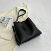 A popular bolsa pequena simples deste ano para mulheres 2023 primavera nova moda bucket bag high-end pequena moda bolsa de ombro