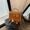 Bolso acolchado de pedido extranjero para mujer, bolso cruzado moderno y versátil, nuevo bolso de hombro Otoño/Invierno 2026, bolso de caja con cadena