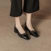 H967-1 Sapatos Pretos de Camada Única Femininos Novos Salto Baixo 2CM Fivela Decorativa de Metal Boca Rasa Elástico Couro Macio Sapatos Elegantes de Salto Feminino