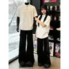 Camiseta Cinza de Manga Curta com Gola Polo Henry e Ombro Regular para Homem, Estilo High Street Americano, Camisa Polo Pesada com Toque Premium, Design Fresco e Estiloso de Manga Meia