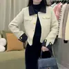 Elegante abrigo corto beige de estilo francés para mujer, otoño e invierno 2026, corte entallado, parte superior engrosada para figuras petites