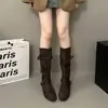 Botas femininas longas, com tiras cruzadas plissadas, solado plano, aumento interno de altura, couro macio, fivela ajustável, botas de equitação