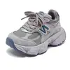 Tênis Esportivos para Meninas 2025 Primavera & Outono Novos Sapatos para Meninos Sapatos de Papai Infantis Malha Respirável Casual Tênis de Corrida
