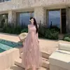 Vestido de foto rosa súper de cuento de hadas, estilo vacacional, vestido largo etéreo con cuello halter, entallado en la cintura, ajustado, vestido largo que realza la figura