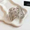 Pulseira Aberta de Metal com Padrão Floral Largo Vazado Vintage, Toque de Luxo Leve de Alta Qualidade, Joia Feminina Tendência Personalizada