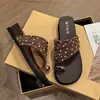 Sandalias de moda para mujer para el verano 2026 con tela plisada única y detalle de hebilla metálica, Zapatos de plataforma con suela gruesa