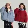 Casaco de Penas Infantil Pudding Haru 2025 Inverno Xadrez Azul e Branco Usável dos Dois Lados Casaco de Penas para Meninas 90 Penas de Pato Branco