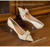 Sapatos de Salto Alto com Pérolas Inteiras de Tamanho Pequeno para Mulheres, Nova Coleção Primavera 2026 Estilo Francês Sapatos de Bico Fino com Laço Inspirados em Chanel, Sapatos Femininos para Festa