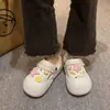 Zapatos de plataforma a la moda con agujeros de estrella para exteriores para mujer, nuevos y lindos zapatos de algodón cálidos con suela gruesa de dibujos animados para otoño e invierno 2026
