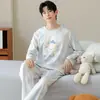 Algodón PuroHombres Manga Larga Otoño Nuevo Pijama Estampado de Dibujos Animados Cuello Redondo Corte Holgado Conjunto para Estar en Casa