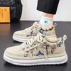 Novos Sapatos Masculinos de Verão 2026: Tênis de Couro Respiráveis com Sola Grossa para Aumento de Altura, Tênis de Lona Versáteis para Estudantes, Tênis Board Masculino