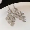 Brincos Gancho de Metal Fosco em Forma de Losango com Franjas Estilo Europeu e Americano Brincos Statement Modernos Brincos de Luxo Leve Alto Padrão Venda por Atacado