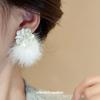 Pendientes de flor de bola de pelo con aguja de plata para mujer, pendientes de nicho francés que combinan con todo, pendientes elegantes de moda, ligeros, de lujo, de alta gama, para otoño e invierno.