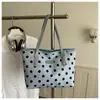 La popular bolsa de mano de estilo fresco para mujer de este año es el nuevo bolso bandolera de color block de lunares de verano 2026, adecuado para ir al trabajo y como bolso de hombro.