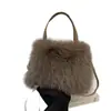 Bolsa Peluda Inverno Nova Fofa de Pelúcia para Mulheres, Bolsa de Mão Versátil na Moda, Bolsa Transversal Versátil com Corrente de Pérolas