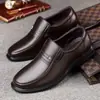 Novos sapatos masculinos de couro genuíno primavera e outono pai plano redondo cabeça grande couro macio fundo macio antiderrapante sapatos casuais masculinos de meia-idade