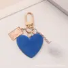 Novo Estilo Chaveiro de Carro com Pingente de Coração de Pom-Pom, Acessório de Etiqueta de Metal Coração de Pêssego Fresco e Colorido para Decoração de Bolsa