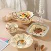 Cuenco de arroz de cerámica para uso doméstico, modelo nuevo con patrón de fresas en relieve lindo, alto valor estético, color bajo vidriado, juego de cuenco y plato para una persona