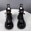 Botas de Cuero Suave para Mujer 2025 Invierno Nuevo Estilo Británico Cuero Suave Suela Gruesa Tacón Medio Versátiles Botines Cortos Retro de Motociclista para Mujer