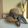 Chapéu de Balde Fashion com Laço, Aba Enrolada e Abertura Traseira para Mulheres, Chapéu de Palha Versátil Elegante de Verão para Proteção Solar, Chapéu de Balde para Proteção Solar em Férias
