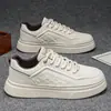 Nuevos zapatos para hombre para primavera y otoño, zapatillas blancas ligeras y versátiles, zapatos deportivos casuales para hombre con suelas gruesas para mayor altura