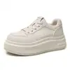 Zapatos de mujer 2026 otoño nuevo estilo para mujeres menudas, zapatillas casuales con plataforma de suela gruesa para aumentar la altura, zapatillas blancas versátiles para mujer