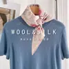 Bufanda cuadrada decorativa versátil de seda y lana para otoño e invierno con estampado floral de mariposas, bufanda de seda con borde enrollado a mano para mujer