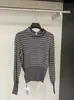 Camada base elegante estilo francês com gola alta e retalhos 2026 outono e inverno novo produto gola redonda pequena suéter listrado bicolor de manga longa