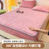 Falda de cama acolchada de terciopelo de leche Clase A pieza única cubierta de cama de terciopelo coral juego de tres piezas cubierta protectora de cobertura total para colchón invierno