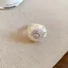 Serenidad de Té Blanco, Anillo Abierto Irregular de Perla Tejido Plegado, Anillo de Dedo Índice de Lujo Ligero de Gama Alta, Accesorio de Mano de Moda