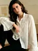 SE26 nueva camisa blanca de principios de otoño, estilo elegante francés, plisados de acordeón, mangas acampanadas, blusa bordada floral con cuello mao para mujer
