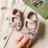 Zapatos de caminar para niñas con suela blanda y adornos de cristal, nueva colección primavera/otoño 2026, zapatos de piel para niñas pequeñas, zapatos de princesa, adecuados para bebés de un año