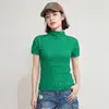 Top Minimalista Miyake com Textura Plissada de Manga Curta com Gola Meia-Alta Leve Elástico Ajuste Slim Versátil Redutor de Idade Camisa Básica para o Dia a Dia
