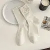 Calcetines de tela blanca Miu para mujer con lazo de encaje, calcetines holgados de dibujos animados, calcetines de media pantorrilla 25 Accesorios de moda de otoño Ins