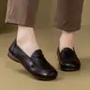 Sapatos femininos de salto baixo, novo modelo outono 2026, sapatos casuais e confortáveis para mães de meia-idade, sola macia e cabedal macio, sapatos pequenos de couro da moda e versáteis para mulheres