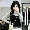 Moda coreana de estilo dulce y elegante, top de moda tipo dos piezas falsas, falda de encaje tipo pastel, conjunto de dos piezas para niños medianos y grandes en primavera y otoño