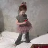 Conjunto de Verano para Niñas 2026 Nuevo Estilo Coreano Chaleco de Encaje Falda Rosa Abullonada Pantalones Grises Acampanados Conjunto de Tres Piezas