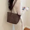 Design de Nicho Luxo Leve Estilo Ins Moda Bolsa Tote Simples Popular Bolsa Vazada Personalidade Tendência Elegante Bolsa de Ombro Único