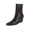 Botas de tornozelo de couro confortáveis que emagrecem e aumentam a altura 2026 outono/inverno salto médio plataforma bico quadrado pequeno botas curtas femininas de couro genuíno
