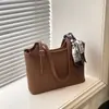 Bolsa de Mão com Lenço de Seda Texturizada para Mulheres 2026 Nova Bolsa Versátil de Ombro/Axila Bolsa Tote Retrô para o Dia a Dia Bolsa Grande Simples